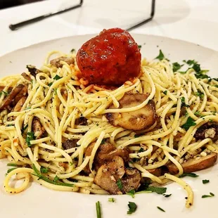 a plate of spaghetti and mushrooms