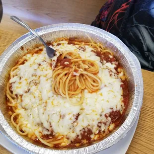 Spaghetti with marinara came with a salad and a bread