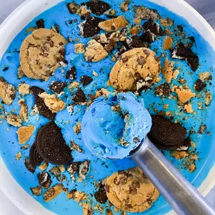 a bowl of ice cream and cookies