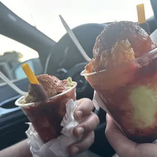 Medium sized.  2 scoops of limón on the left , 1 scoop of mango and 1 of limón for me.