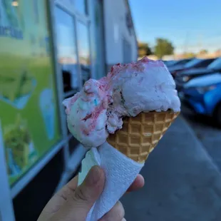 Gansito and queso con fresa. They will give you a cup if you scoop falls lol