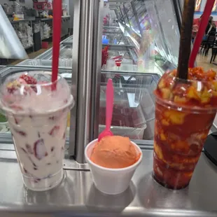 Fresa con crema, mamey ice cream, and mangonada