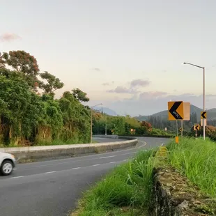 Facing the Windward side... Traffic coming from town - at the lower Scenic Point