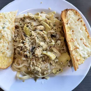 2024 Chicken II Palio needs thicker sauce &amp; Excellent Garlic Bread