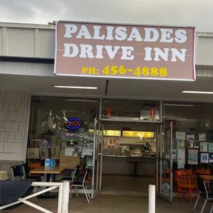 Front entrance to Palisades Drive Inn