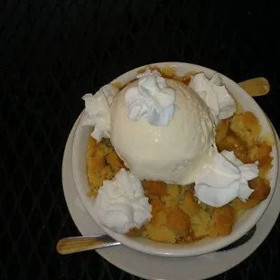Peach cobbler ala mode