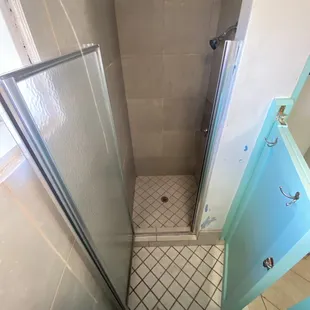 Ladies showers (2 stalls available)