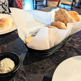 Pita with garlic sauce