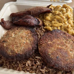 Crab cakes platter