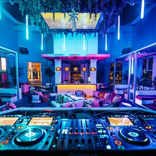 Palm Tree Club - 2nd Level Lounge