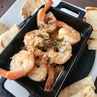 The garlic shrimp was superb!
