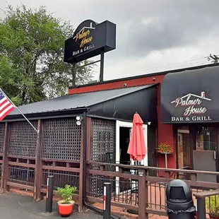 the outside of the restaurant