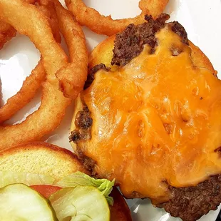 Cheeseburger w/ onion rings