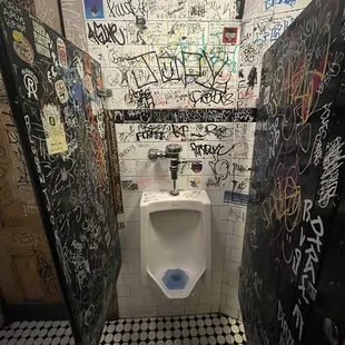 A proper dive bar pisser
