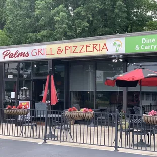 The Palms Grill on a nice warm day showing it&apos;s outdoor seating!