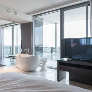 Hot tub photo that is used on booking page of the 9th floor "penthouse"