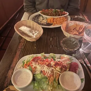 Ensalada sol with pollo and bistec ranchero