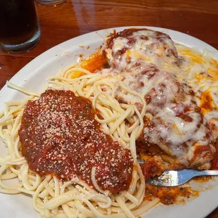 a plate of spaghetti and meatballs