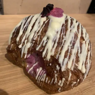 Hibiscus and cheese pastry