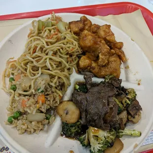 Half rice half noodles with beef and broccoli / orange chicken