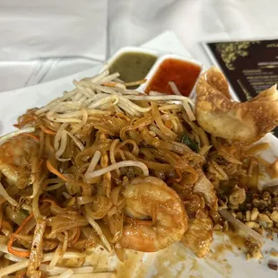 Chicken / shrimp pad Thai. With crab Rangoon
