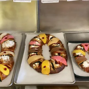Rosca de Reyes. Por la compra de 3, llevese una Rosca pequeña GRATIS.