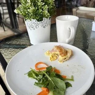 El Fresh Croissant viene acompañado de una ensalada fresca con un rico aderezo y el café de olla está delicioso