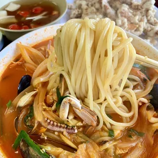 4. Noodle with Seafood in Stir-Fried Soybean Sauce
