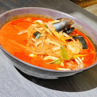 Jjamppong (Spicy Seafood Noodle Soup)
