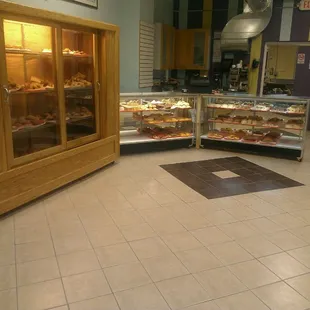 a pan lounder and a display case