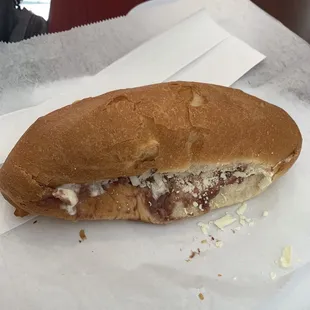 Pan con frijoles, crema, and queso.