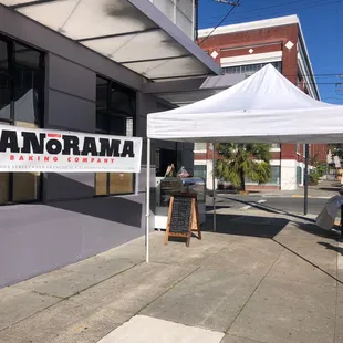 ows the outside of a restaurant