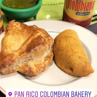 Empanada de carne y pastelito de pollo