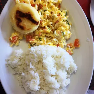 Huevos Pericos con arroz