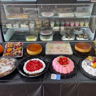 sliced cakes, cheesecake with strawberry jelly and jello