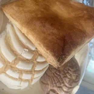 Bad campechanas, bad conchas, I have to feed to the birds.