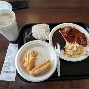 Pollo en mole, tamales, horchata