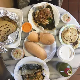 Tamales de pollo Pupusas y atole de elote