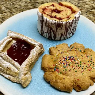Nino envuelto, puff pastry with guava, and polvoron cookie