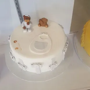 a cake with teddy bears on it