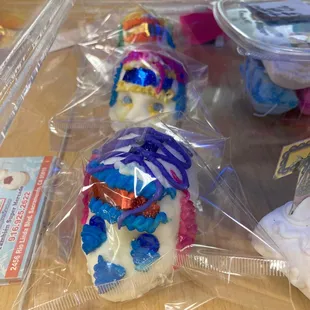 Small sugar skulls now available. Calaveras de azucar