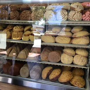 As always, this Panaderia is clean and staff are nice! Came here for their yummy cream cheese filled cup cake looking bread!