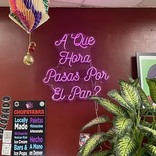 a neon sign that reads a love hora para el pan