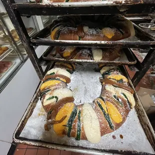 We are now selling Roscas Mediana $38 Grande$45