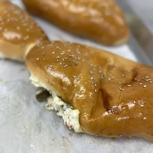 Bolillo de queso crema y jalapeño y de chorizo, jamón, tocino, chiles