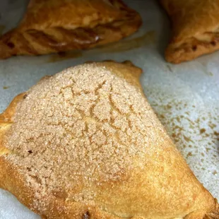 Empanadas de fresa, pińa, cajeta, limon, crema Bavaria y más!