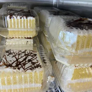 Tres leches, piña colada, chocolate con fresas. Choco flan