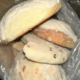 Beso, concha, chocolate chip pan, cinnamon concha (i forgot the name but that's what it tastes like)