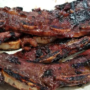 ribs on a plate with a knife