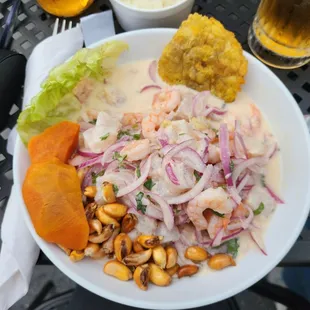 Stopped in here on Sunday while in TN, and the food was AMAZING! The ceviche with  crunchy fried plaintains. The food was to die for!